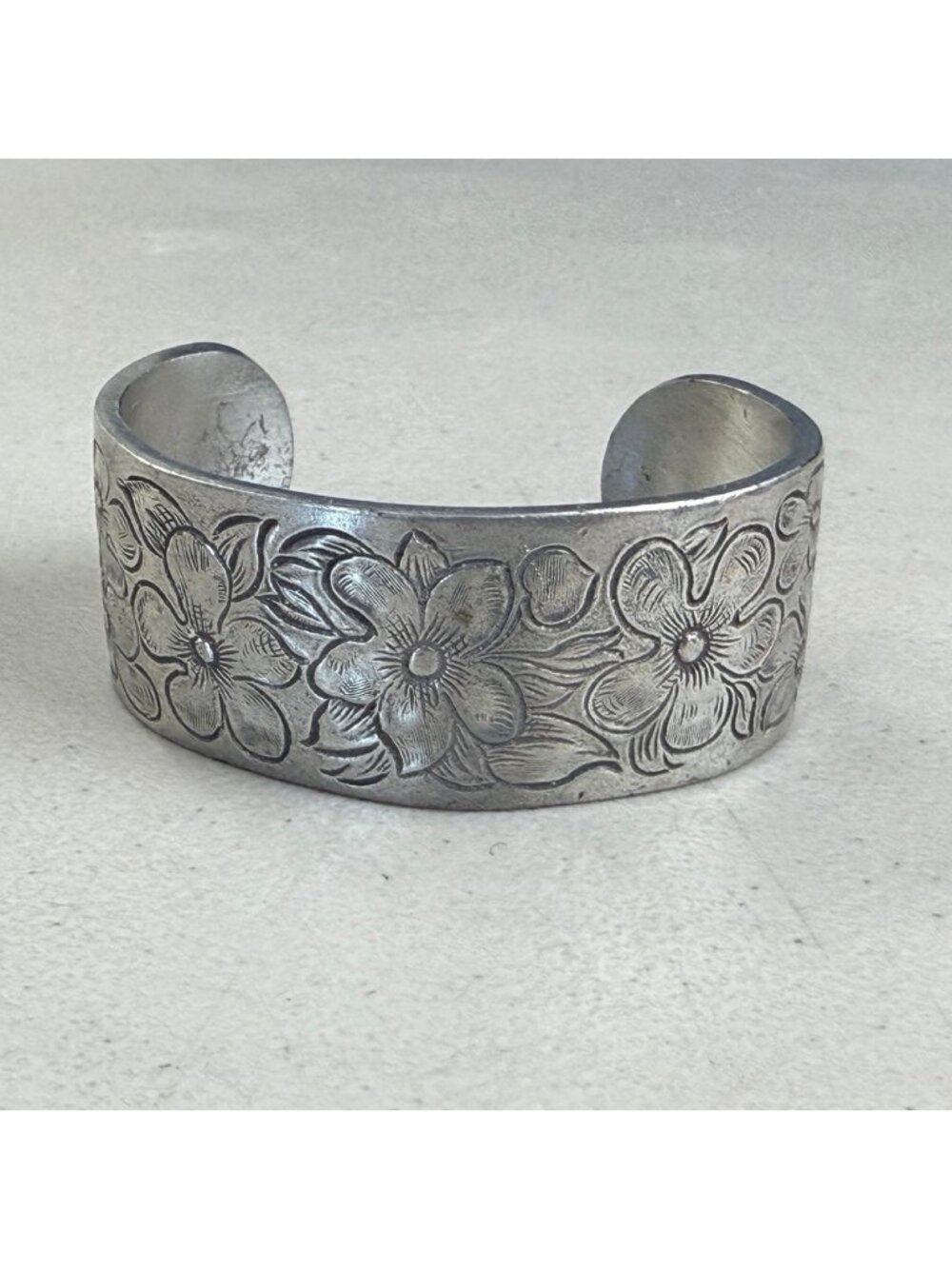 Vintage Floral Etched Metal Cuff Bracelet 90s Salisbury Pewter Silver Tone   Pew